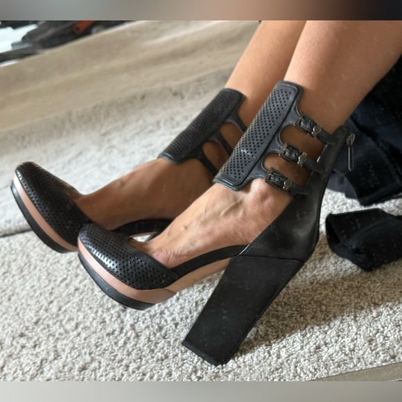 BCBGMAXAZRIA Runway Heels - Picture 2 of 12